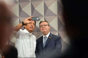 Anastasia posa para selfie com o senador Magno Marta
