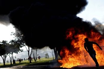 Barricada durante manifestação em Brasília contra o Governo Temer, na Esplanada dos Ministérios | UESLEI MARCELINO