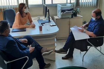 Maicon Lemos, à esquerda, e Diego Espindola foram recebidos pela diretora Sandra Brandão no Hospital em Rio Grande. Foto: Unidade de Comunicação Social do HU-FURG/Ebserh