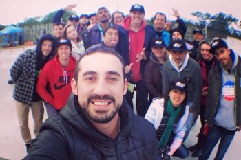 Alan Vieira tira selfie com galera no Skatepark de Gravataí