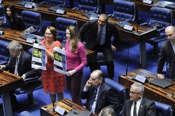 Parlamentares protestam contra PEC do Teto