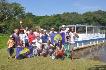 Violeta Molina e famílias de comunidades pachamama no retorno da viagem pelo Gravataí no catamarã do Rio Limpo, projeto da Associação de Preservação da Natureza Vale do Gravataí