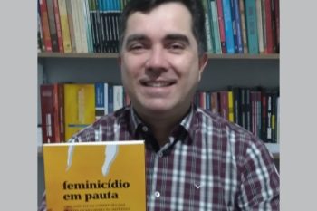 Advogado é um dos autores locais no estande de autógrafos da Feira do Livro de Canoas nesta sexta-feira. Foto: Divulgação