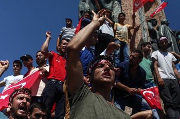Turcos protestam contra a tentativa de golpe na emblemática praça Taksim