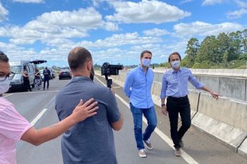 Leite e Costella no primeiro dos seis vídeos, em formato de minidocumentário, que mostrarão duplicação da ERS-118 | Foto ALVARO BITENCOURT | Governo do RS