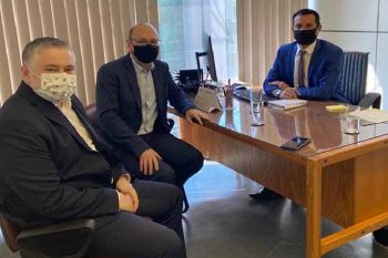No Ministério do Trabalho, prefeito e secretário da Fazenda, Elvis Valcarenghi, trataram do Programa Nacional de Prestação de Serviço Social Voluntário