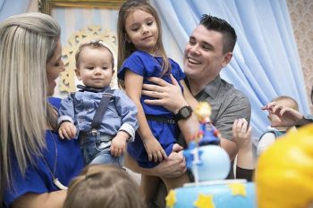 Rafael com a esposa e os filhos
