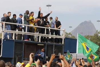 Bolsonaro com apoiadores no Rio | FERNANDO FRAZÃO | Agência Brasil