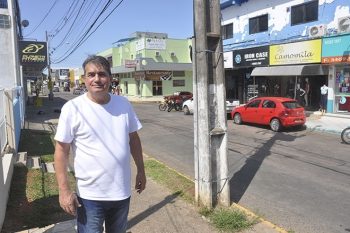 Valcir Guimarães, da comissão de moradores que negocia com a Habitasul, na rua Juscelino Kubitschek, uma das mais movimentadas da Granja Esperança por ter se transformado em polo comercial da região