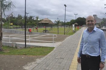 Prefeito de Cachoeirinha, Miki Breier, na Praça do Ecoturismo Leonel de Moura Brizola - inaugurada dia 7 deste mês - que vai ser um dos espaços de lazer que terá internet grátis para a comunidade. FOTO | Guilherme Klamt
