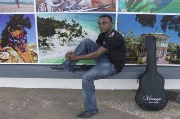 Jean Fredrick tinha banda em Porto Príncipe e agora tenta a sorte no Brasil