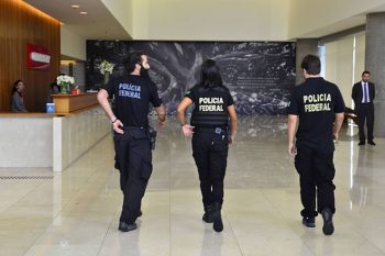 Policiais na sede da Odebrecht, em São Paulo, em fevereiro | Foto ROVENA ROSA
