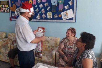 Ao longo da semana, cartões de Natal confeccionados por alunos da rede pública municipal foram entregues a idosos institucionalizados