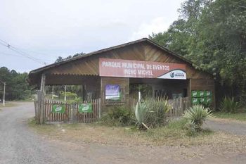 Terreno onde fica o Parque de Eventos Ireno Michels totaliza 23 hectares, fica em área residencial e tem avaliação mínima de R$ 14 milhões para o leilão da semana que vem