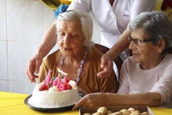 A vovó comemorou o seu aniversário, organizado pela Prefeitura, ao lado das outras 11 idosas que residem no lar