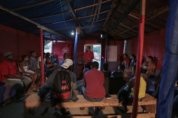 Ele é um cara que enfia o pé no barro pra andar junto com a gente, diz a militante Maria sobre Boulos | Foto JOSÉ CÍCERO