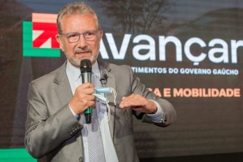 Ex-prefeito de Canoas participou do anúncio do programa com o governador Eduardo Leite após avaliação de projetos de 417 municípios. Foto: Divulgação/Piratini