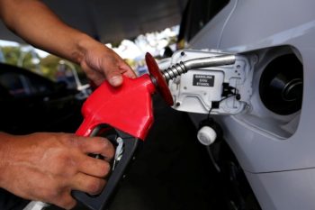 Preço dos combustíveis em alta é apenas o exemplo mais recente de que o trabalhador assalariado está perdendo renda. Foto: Agência Brasil