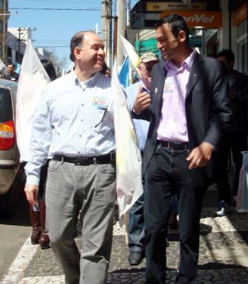Levi e Dilamar caminhando no Centro de Gravataí | Foto ARQUIVO