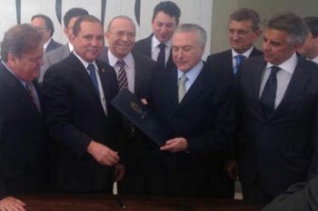 Com afastamento de Dilma, Temer é notificado e assume o comando do país por até 180 dias