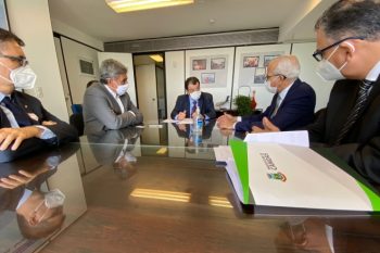 Jairo Jorge esteve com o prefeito de Porto Alegre, Sebastião Melo, em uma agenda com o senador Eduardo Braga, relator do projeto que cria o PNAMI. Foto: Divulgação