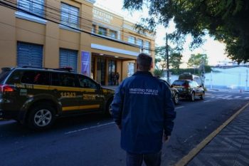 MP, com apoio da Brigada Militar, está na Prefeitura desde as primeiras horas da manhã desta quinta-feira, 31. Foto: Tiago Coutinho/MPRS