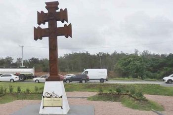 Cruz Missioneira inaugurada em abril passado é homenagem à colonização de Gravataí, feita de modo pioneiro pelos índios Guaranis, e tem a finalidade de colocar o município no roteiro turístico das missões
