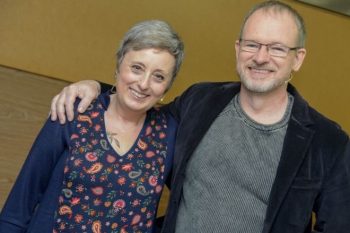 Daiana e Mário Corso são psicanalistas e escritores. Em 2021, pela primeira vez na história, um casal ocupa o papel de autores homenageados na Feira do Livro de Canoas. Foto: Divulgação