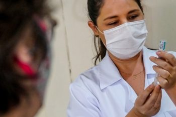 Vacinação segue nos postos de saúde a espera do público de 37 anos ou mais. Amanhã, começam os de 36 anos. Foto: Arquivo Seguinte:
