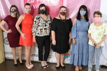 Marlene Zaffalon (terceira da esquerda para direita) visitou espaço que acolhe mulheres vítimas de violência doméstica