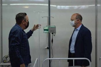 Prefeito Miki Breier e secretário da Saúde Dyego Matielo no hospital de campanha