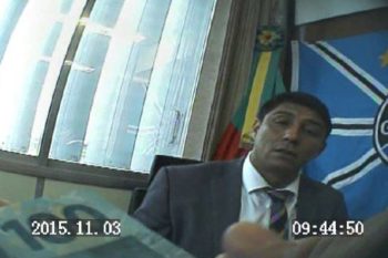Foto da gravação que mostra assessor supostamente tentando dar dinheiro para Jardel