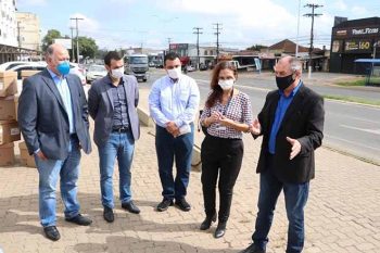 O prefeito Luiz Zaffalon, o vice-prefeito Dr. Levi Melo e o secretário da Saúde Régis Fonseca receberam o material nesta quinta-feira