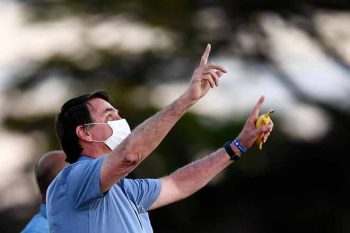 Jair Bolsonaro fala com apoiadores na frente do jardim do Palácio da Alvorada, em Brasília | Foto AGÊNCIA BRASIL