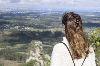 Curta-metragem Pedra Menina narra as histórias e lendas que cercam o patrimônio natural de Gravataí, misturando performance artística e relatos da população local
