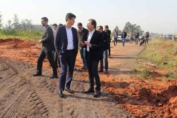 Montezano e o secretário Costella avaliaram o andamento das obras em três pontos da RS-118 na manhã desta sexta-feira | FOTO: Diego Weiler/Ascom