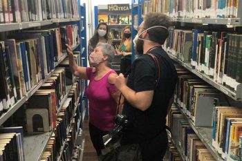 Lenita Silveira retira dois livros a cada 10 dias na biblioteca municipal