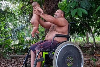 Depois de nascer longe de casa, Eduardo voltou à sua comunidade em Anapu, no Pará. Na foto, tirada em 20 de julho, o menino está com seu pai, Erasmo Theofilo, liderança camponesa marcada para morrer | Foto NATALHA THEOFILO | El País