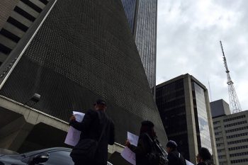 A foto de João Luiz Guimarães, de manifestantes em frente a Fiesp, ilustra o artigo no El País.