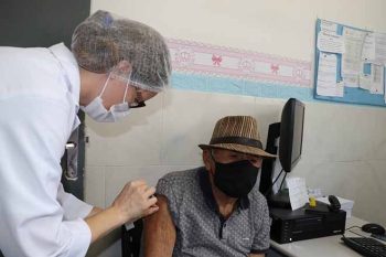 Vigilância Municipal em Saúde informa que foram aplicadas 649 doses neste primeiro dia de imunização contra a Covid