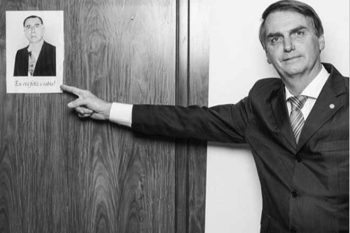 Bolsonaro aponta para foto do general Emílio Garrastazu Médici que governo o Brasil entre 1969 a 1974, um dos períodos mais violentos da Ditadura Militar