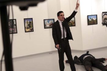 Uma das fotografias que Ozbilici tirou após o tiroteio. | BURHAN OZBILICI | AP