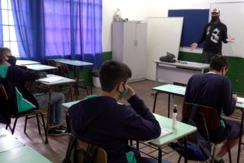 Escolas de ensino fundamental voltaram a receber os alunos nesta segunda-feira, 7. Material escolar será distribuído primeiro às EMEIs e, semana que vem, para EMEFs. Foto: Dilvulgação/EComPMC