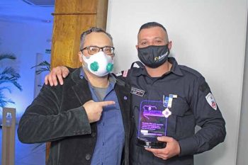 Padrinho Gustavo Rocha Rodrigues e o guarda municipal Marco Maier, homenageado por ato de bravura