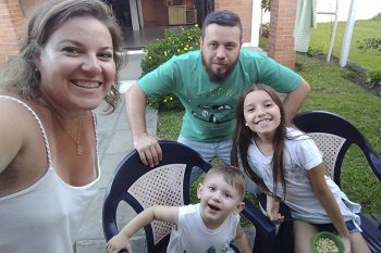 Em família: Eduardo Torres, com a esposa Kelly e o casal de filhos, de novo com atuação voltada ao Vale do Gravataí reforça o time do Seguinte:.