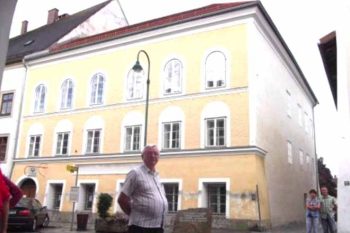 Altair Reinehr, pai de Daniela, de SC, em frente à casa onde nasceu Hitler | Foto DCM