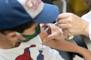 Público infantil foi ampliado para 6 anos ou mais a partir desta quarta-feira em mais unidades de saúde da rede em Canoas. Foto: Gustavo Garbino/Divulgação ECom PMC
