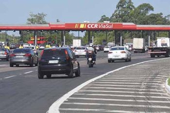 Concessionária CCR ViaSul diz que movimento de veículos em direção ao Litoral Norte vai aumentar já no final de quinta-feira e alerta motoristas para alterações no trânsito