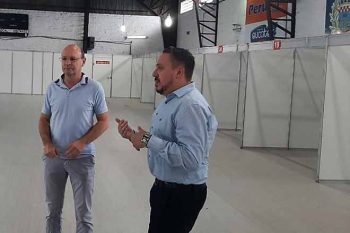 Prefeito e secretário da Saúde acompanham montagem do hospital de campanha no ginásio municipal