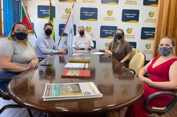 Prefeito participou de assinatura de convênio que garante descontos em consultas odontológicas, academia, ingressos para teatro, restaurante e rede de hotéis